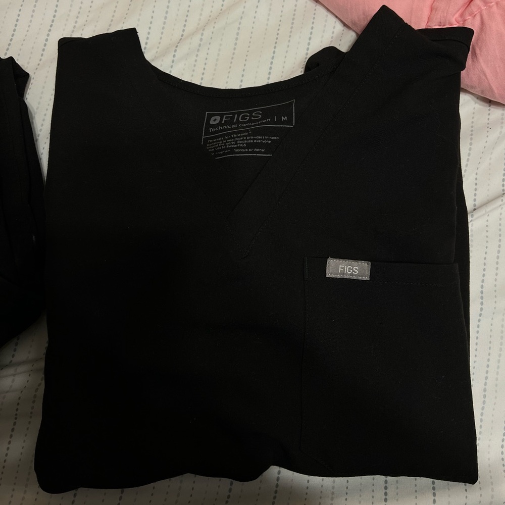 FIGS one pocket scrub top - Black